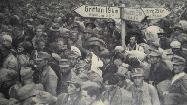 Razoružani pripadnici HOS-a i civilnog pučanstva 15. svibnja 1945. u Poljani u dolini Meže, pred Bleiburgom